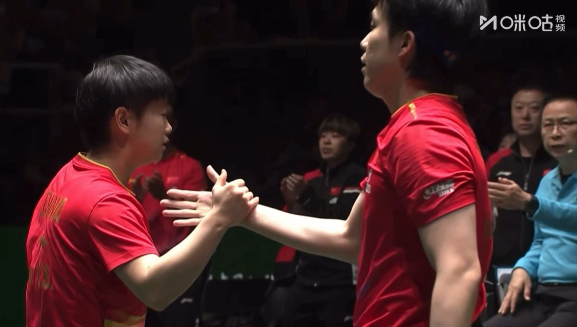 就这样握住哥哥的手掌 宝宝手小小的 