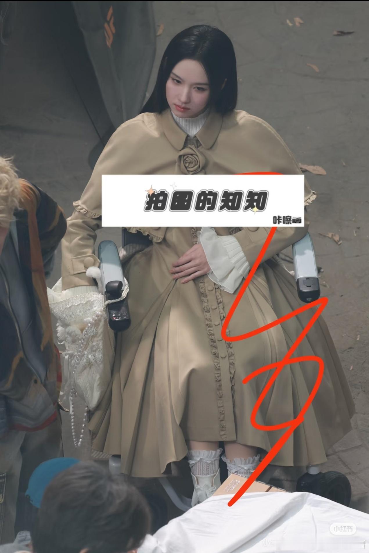 陈都灵今天也没有变成玩偶呢坐轮椅路透，这也太贴白幼薇了