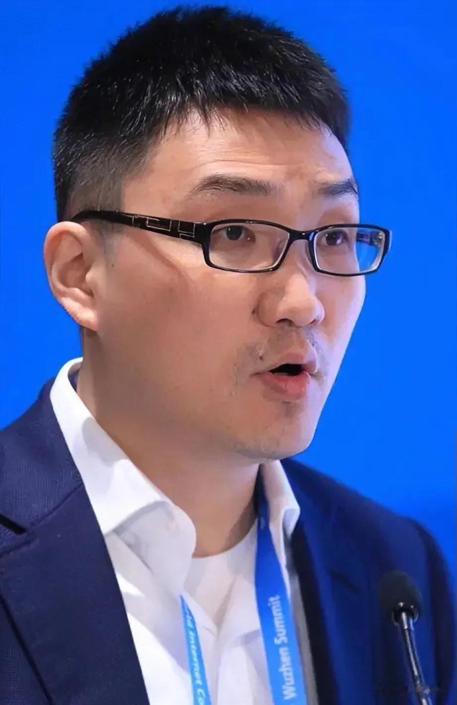 叶檀说:什么是真正的有钱人?我和黄铮是朋友，他穿的衣服，就是拼夕夕上买的，几十块