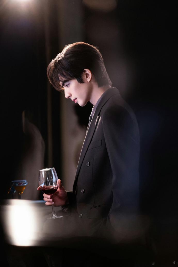 宋威龙 奶奶粉也为你而来 看到宋威龙奶奶粉从四川赶到北京，举着手幅认真表达爱意，