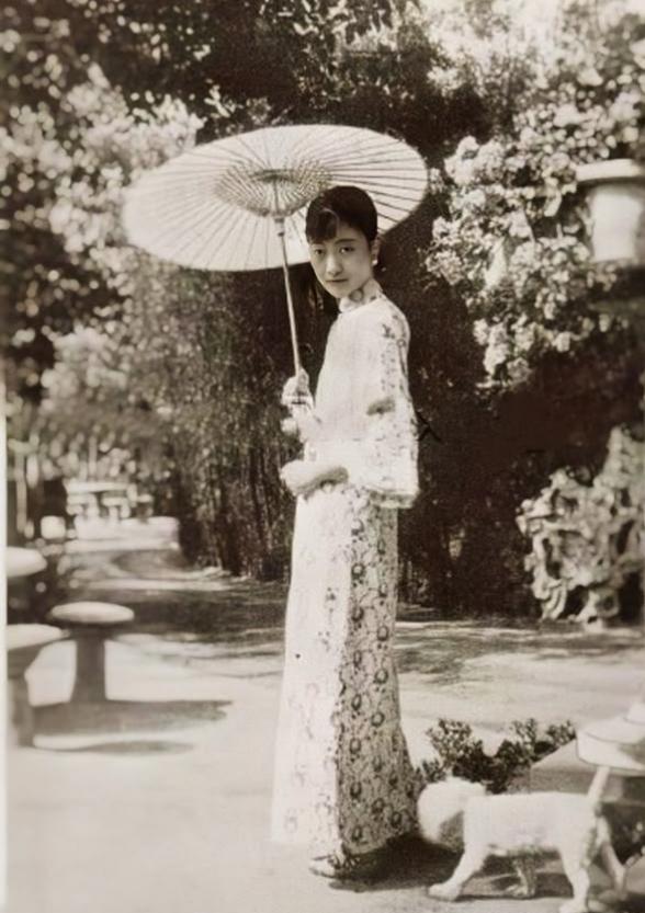 1930年夏，末代皇后婉容在天津静园留影。从1929年7月从张园搬到静园，到19