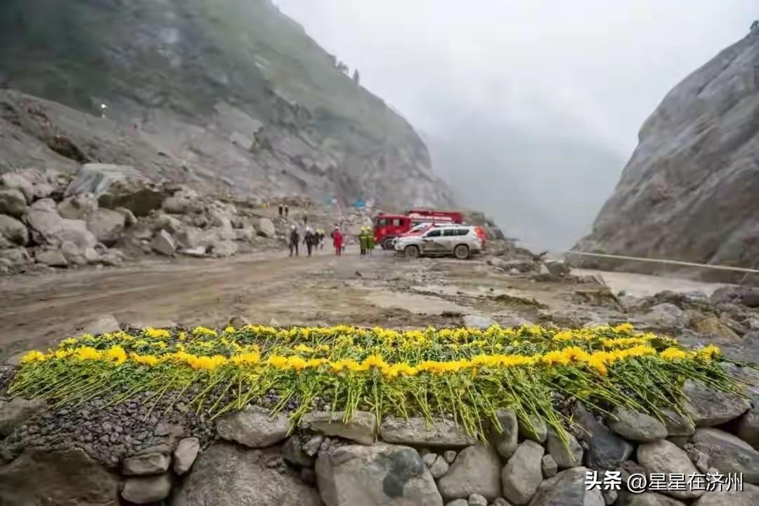 吉隆救援现场，
媒体进行了全程直播，
有一个画面，
让大家瞬间泪目……
远处是救