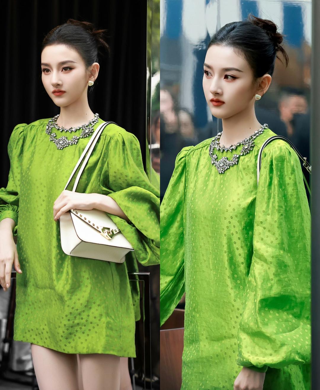 说真的，
宋祖儿也太敢穿了吧
这样鲜艳的绿衣服不要说是普通人，明星也没有几个能驾