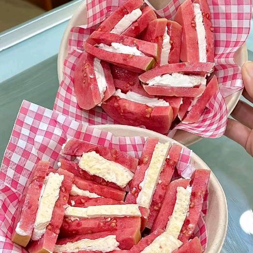 芭乐：早知道烂地里了！网红零食翻车，全网笑到破防
 
网红零食又翻车了！最近一款