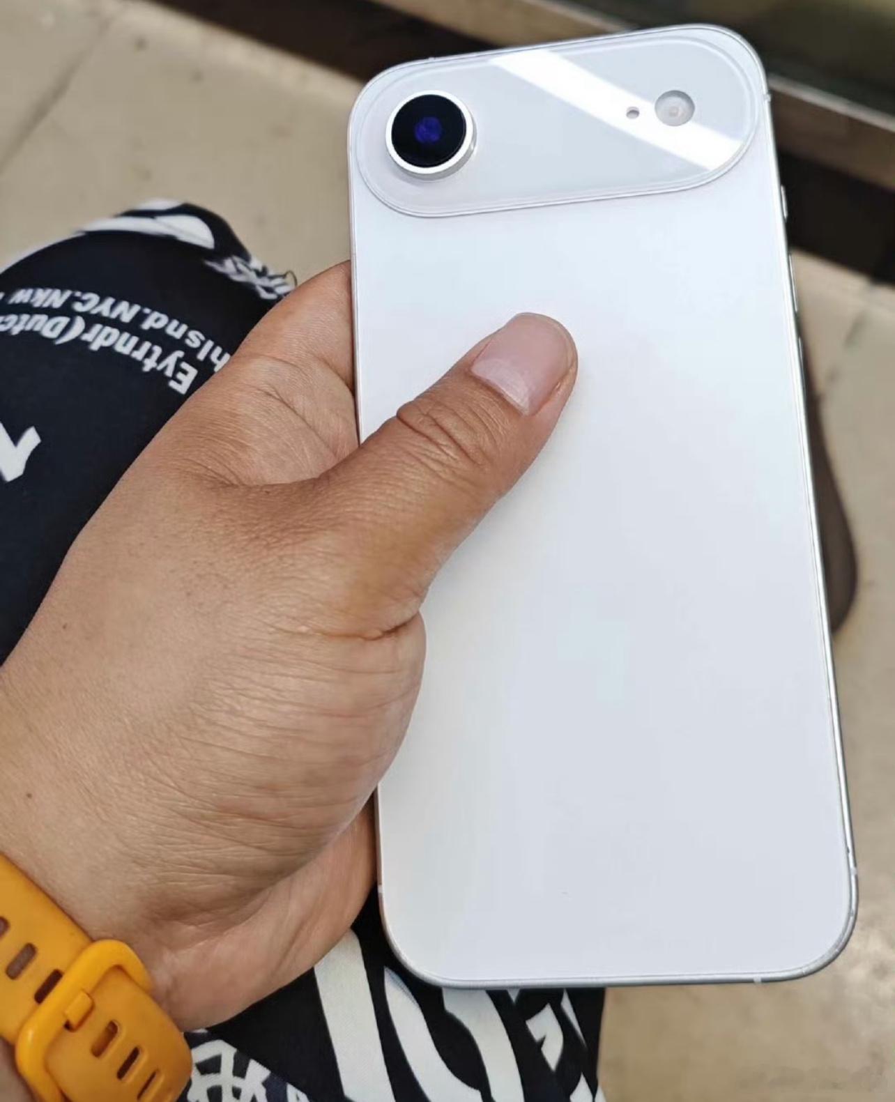 iPhone17肯定不会涨价！这点我和定焦数码的看法一致可能国外会涨价，因为他们