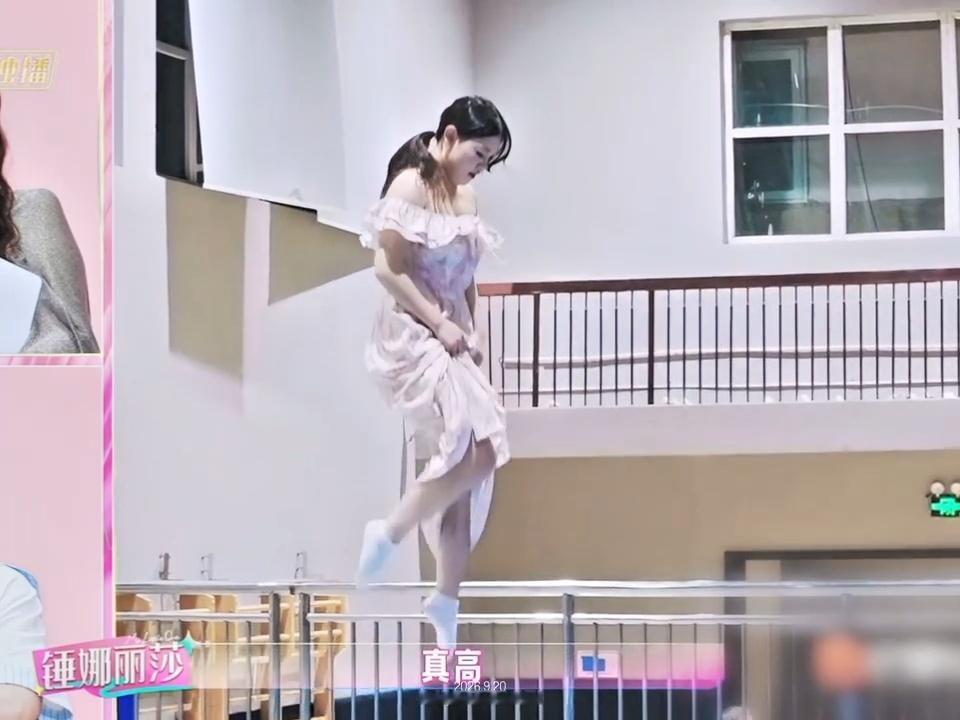 哎你们都来看好吗，张家齐这个蹦床空翻好像少女漫变身一样婉若游龙。。。 ​​​
