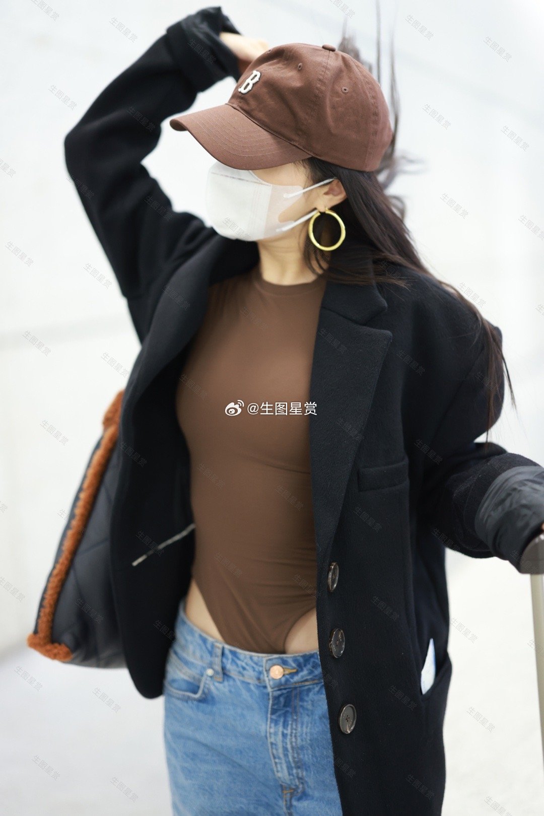 李菲儿今日机场私服穿搭好大胆，一整个被辣到[打call]🟫 | 2332独家/
