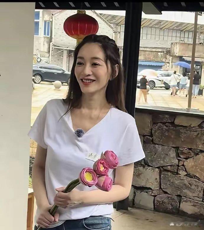 天呐李小冉这状态也太绝了，说她28岁谁能不相信啊？ 