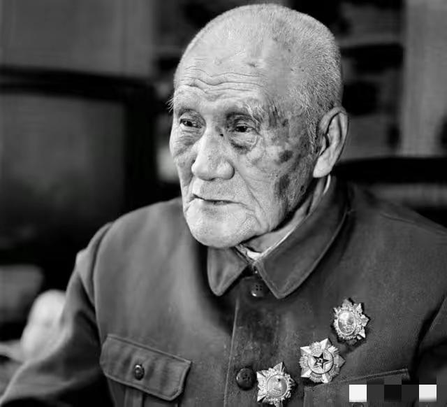 1941年延安， 毛主席去食堂时，一个人拎着削尖的木棍朝毛主席后脑勺刺去，千钧一