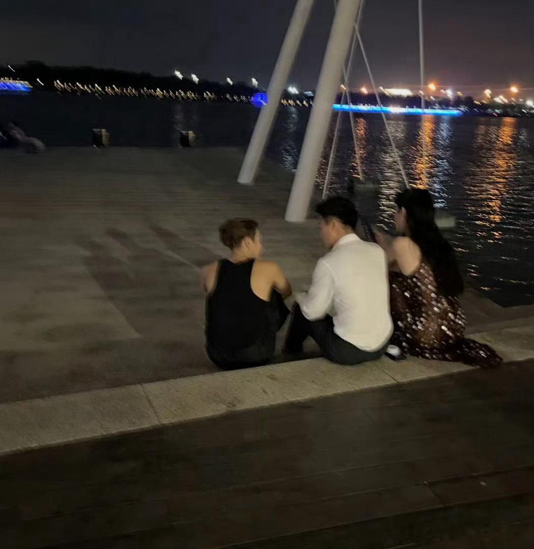 王嘉尔出发参加何猷君奚梦瑶婚礼王嘉尔在网上发布"✈️💍⛪"三个表情符号，启程飞