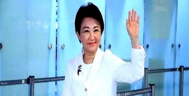 卢秀燕这“妈妈市长”的人设，看着温吞如水，实则比谁都精！台中那60%+的满意度，