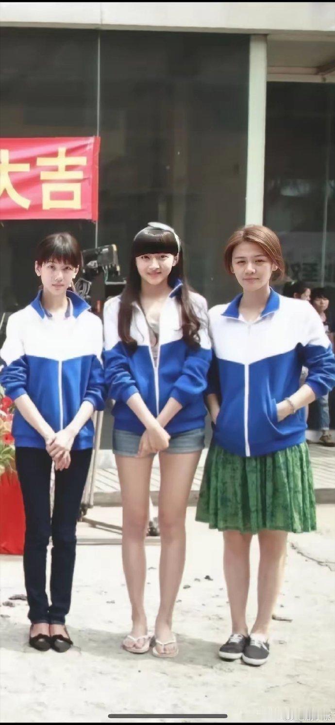 关晓彤、陈都灵、马思纯早期电影宣传的合照，那个时候三个人看起来都很清纯 
