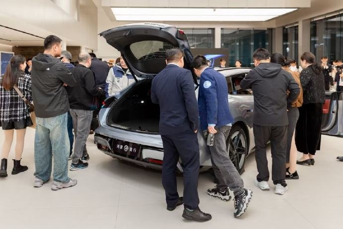 尚界Z7门店人从众第一次这么具体的看到明星效应4月22日，尚界Z7、Z7T正式上