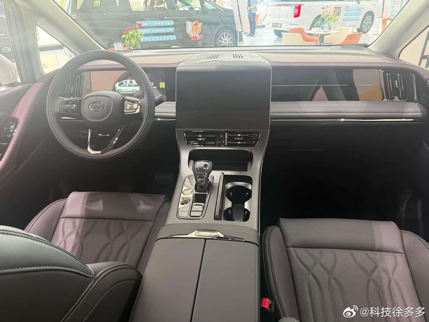 车机是高通8155芯片，还内置了华为云桌面，操作流畅还能直接用手机上的应用，挺智