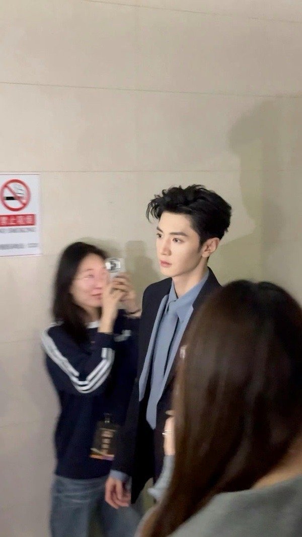 今日偶然发现陈哲远的瞳仁竟是那般黑亮，如同璀璨的黑曜石，让人不禁为之沉醉，这般独