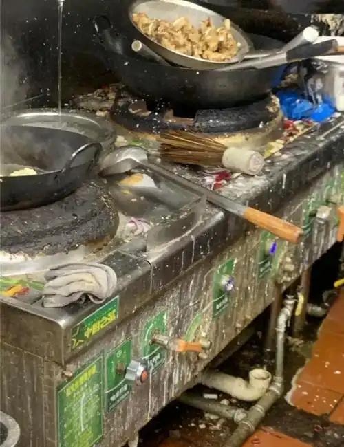 最近网上刷到个让人大跌眼镜的热点，一个外卖小哥取完餐之后，站在店门口当场干呕，那