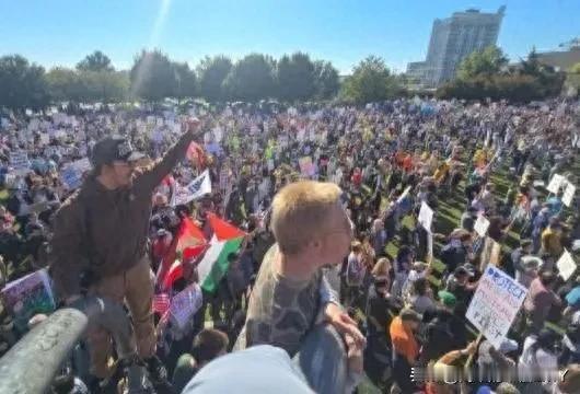 700多万美国人走向街头，2700多场示威席卷全美，特朗普发布AI视频：化身国王