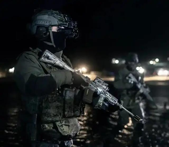 一支美军突袭世卫组织大楼，抢走星条旗后连夜返航，此举为白宫多赚几亿美元！这事乍一