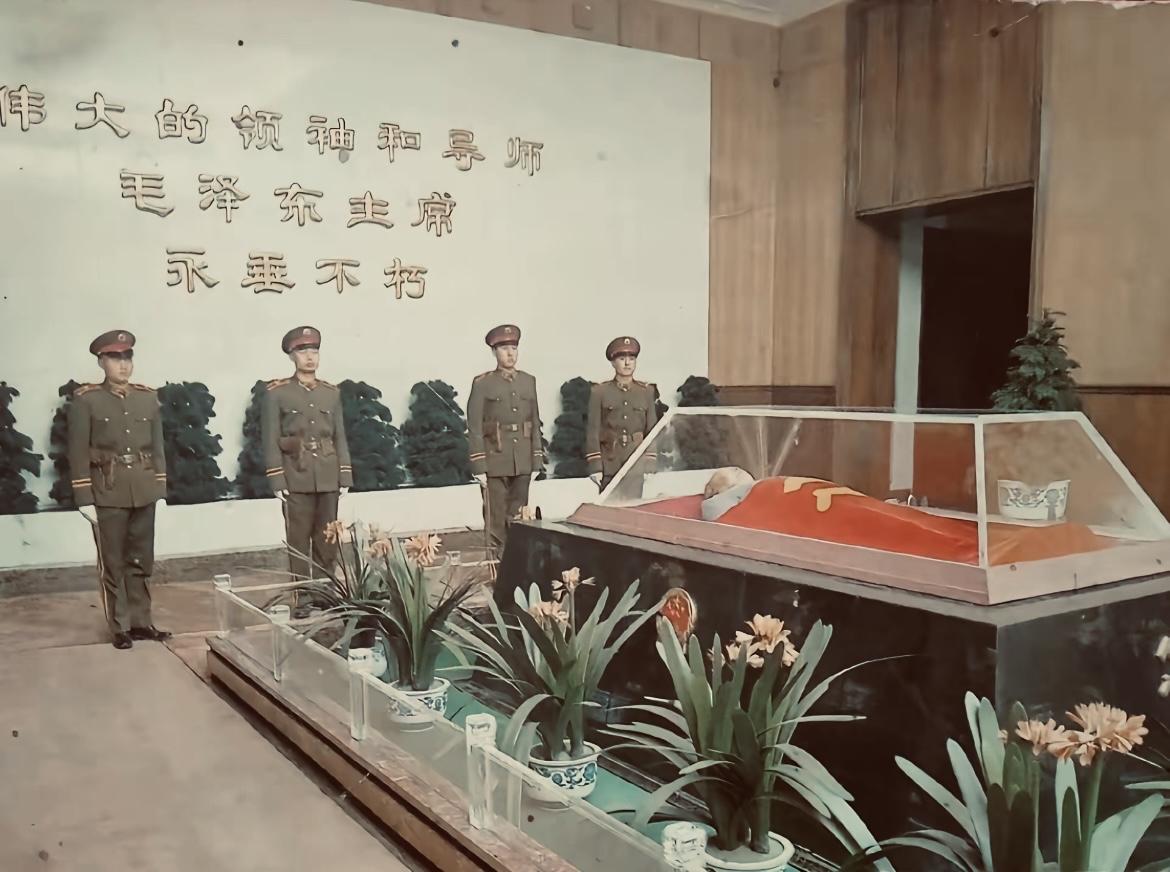 1976年9月9日  伟大领袖毛泽东主席在北京逝世。下午有线广播转发这一噩耗后，