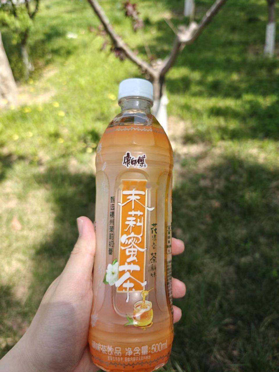 茉莉开清香来简单平凡的日常，需要一抹茉莉清香点缀。康师傅茉莉蜜茶花香纯粹、入口顺
