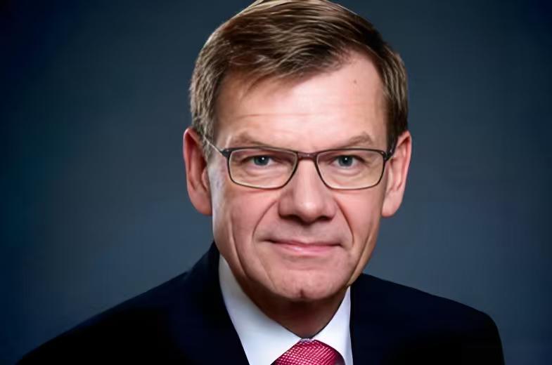 瓦德富尔这次果然学乖了，德方称坚定奉行一个中国政策，愿做中国的可靠合作伙伴。瓦德