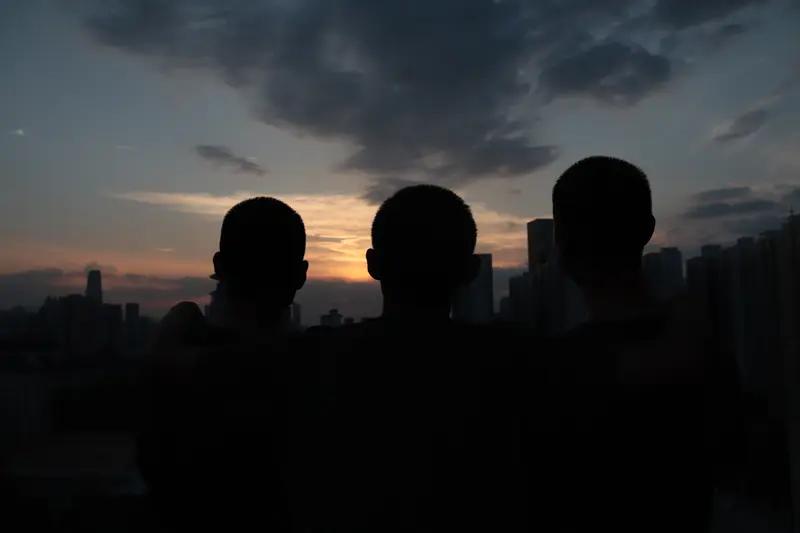 八十年代，在军马大隊当指导员时，有个战友同学高考差两分，痛苦不堪地找到我。那时的