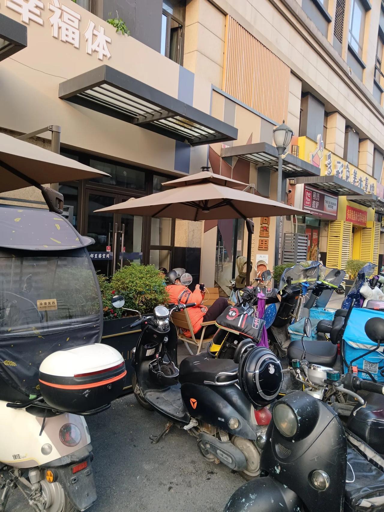晴日未暖
 
今日阳光正好，微风不燥，本应是个令人愉悦的日子。我漫步在街头，却发