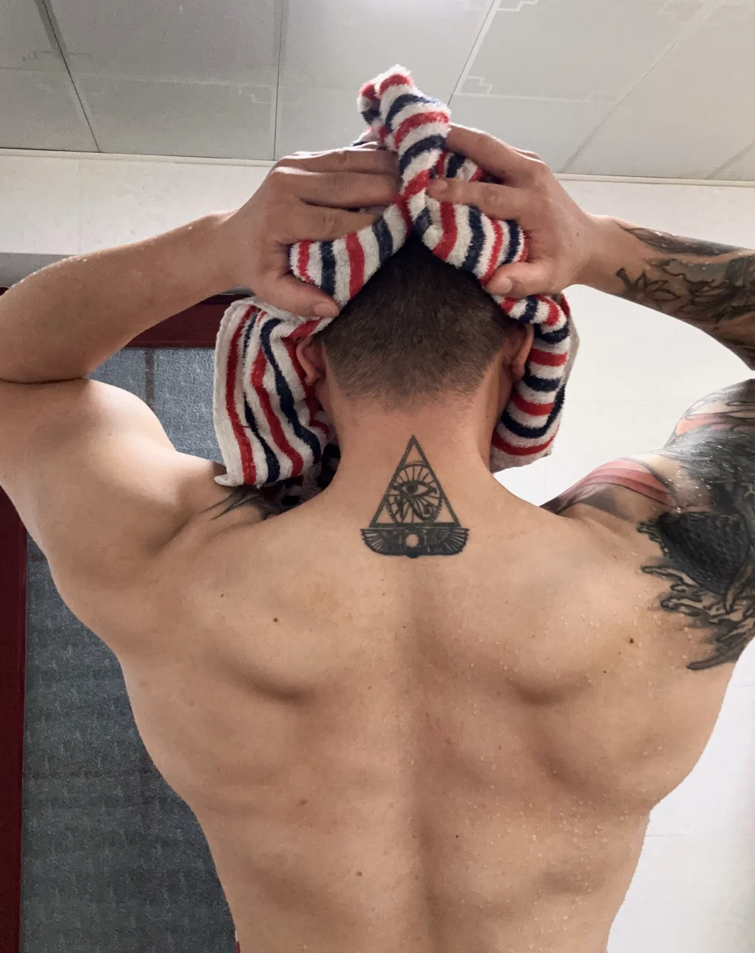 无法面对 那就背对