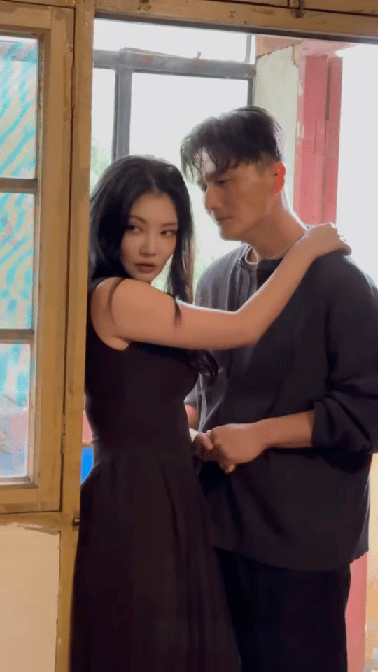 尹子维别看徐冬冬了看看镜头 视频里尹子维对徐冬冬的爱意几乎写在了脸上，眼神里全是