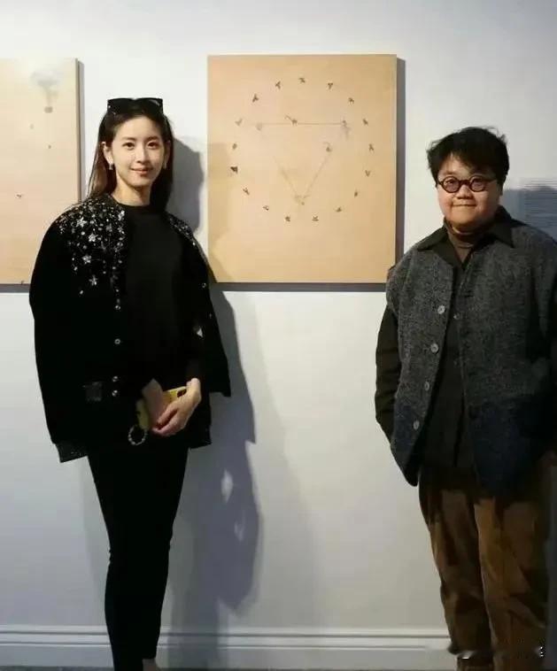 清华校友艺术展上，章泽天出席活动让人眼前一亮。她的每一个动作、每一个微笑都流露出