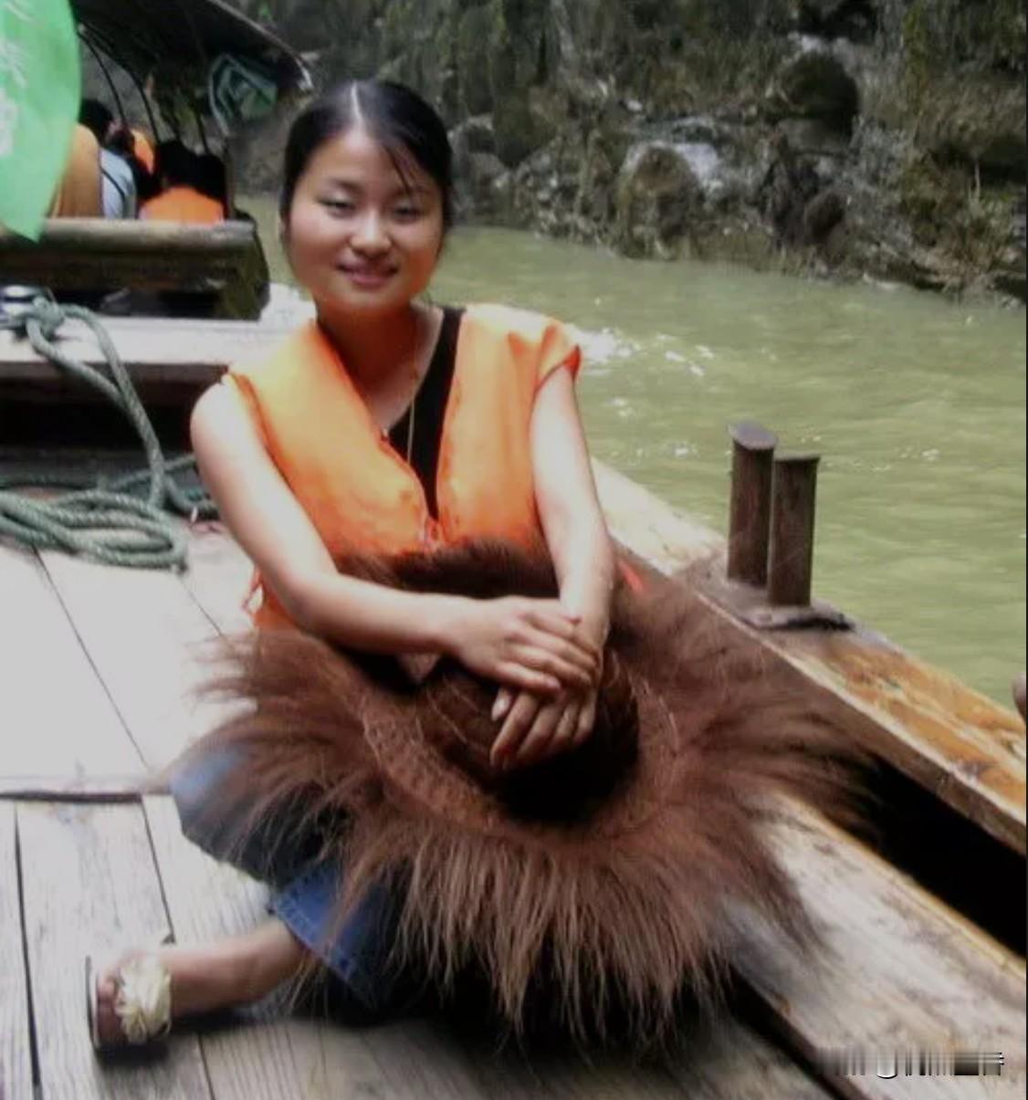 这位重庆美女的书法颇有男子气概，风格很独特！[赞]
这位美女书法家叫万承毅，笔名