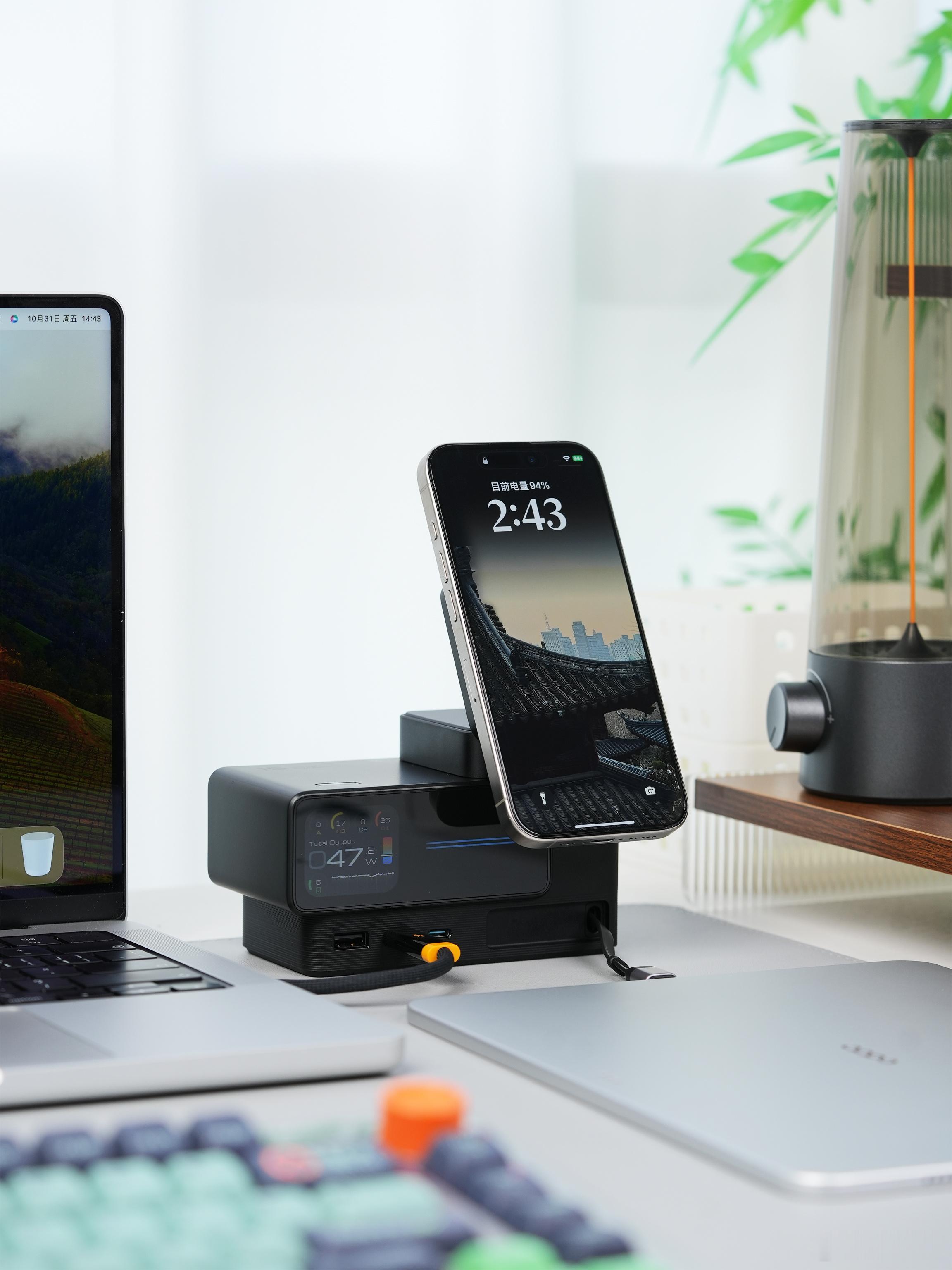 酷态科15号超级电能站，可以同时充6个设备，两个无线充电+自带的6A伸缩线+2C