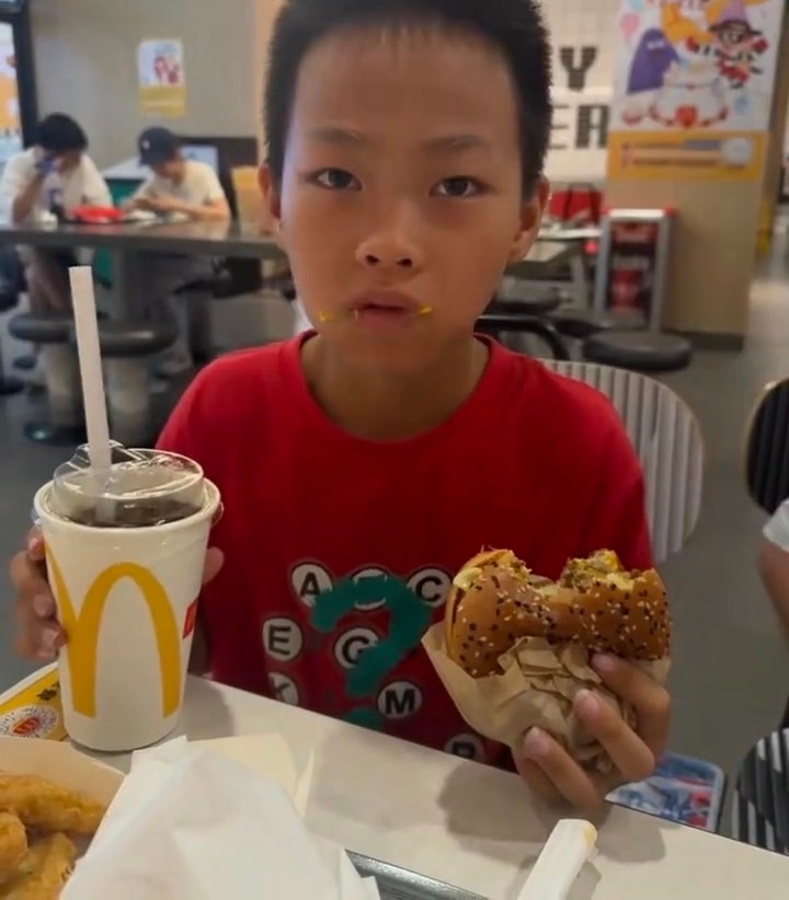你看，真的不是麦当劳汉堡变小了，是你变大了 