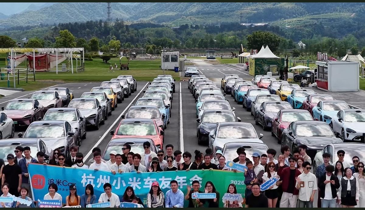刷到杭州小米车友会的视频，场面过于震撼了！最少有50辆小米汽车参与了活动，画面中