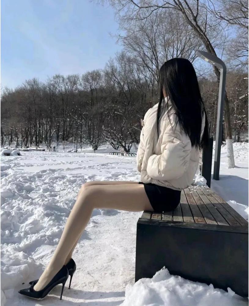 你能想象在零下几十度的哈尔滨街头，有人为了美穿得那叫一个“清凉”吗？没错，“美丽