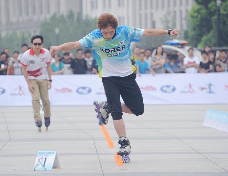 北京昌平轮滑赛引爆周末，万人空巷看“飞人”
2025中国时尚体育季轮滑竞速赛在北