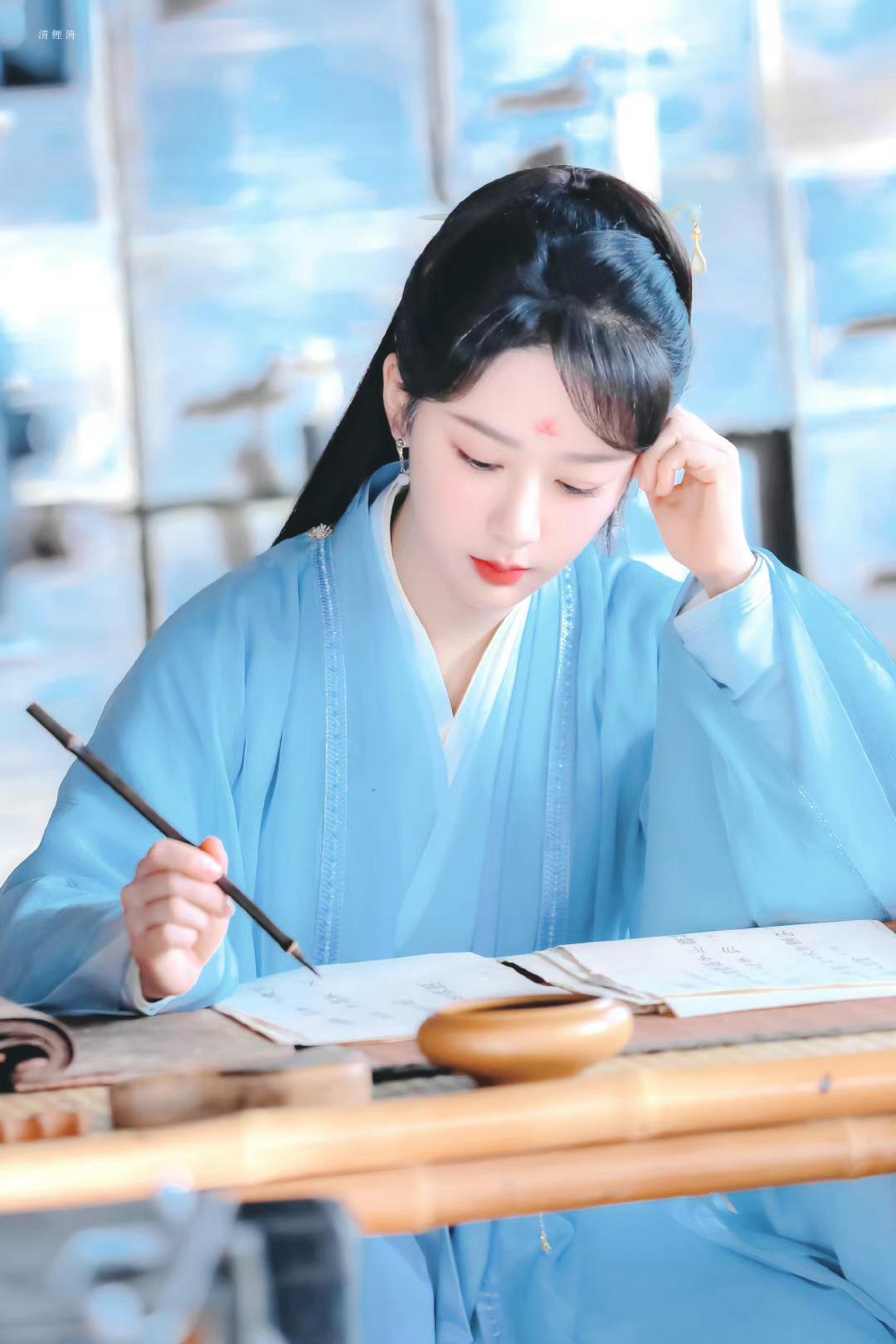 #杨紫[超话]#[送花花]#夭生九格#  | #小夭日记# 🍃 🕊 （15字