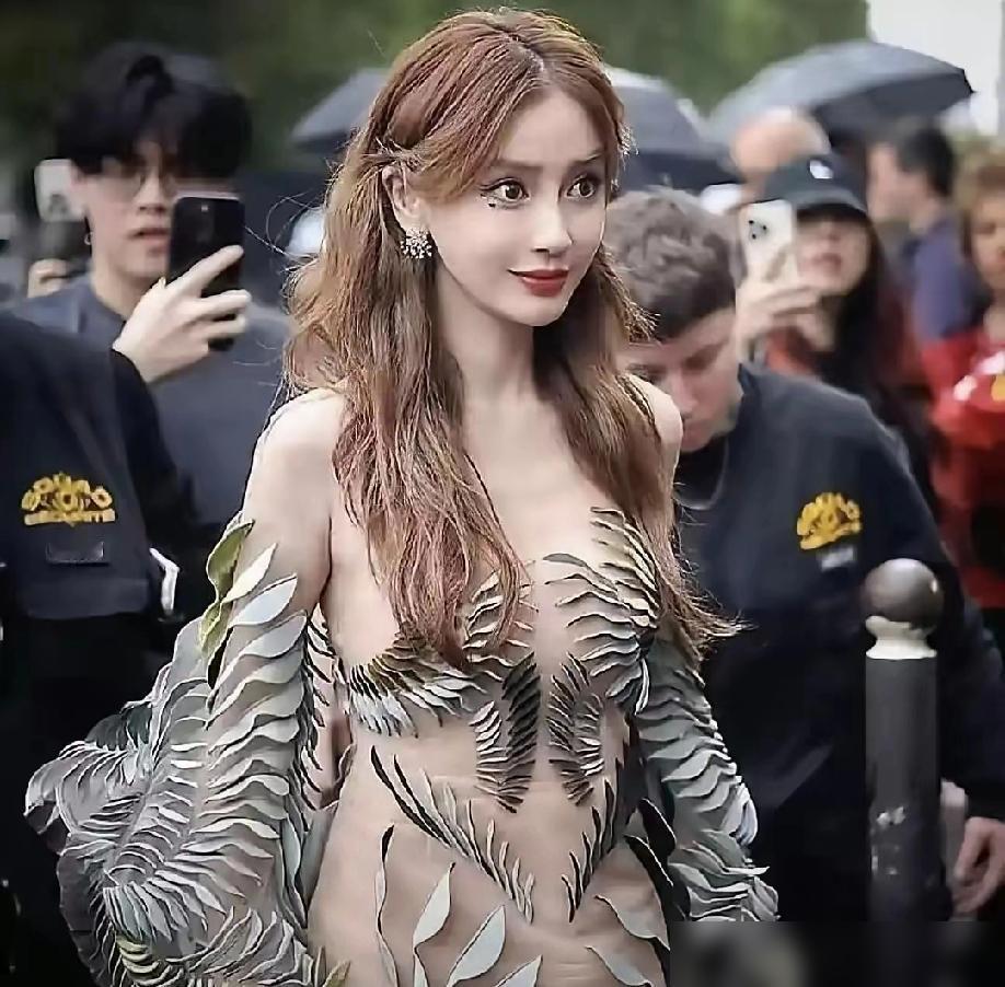 别再同情杨颖了。
那场世纪婚礼，根本不是嫁给爱情，是她给自己找到的第一个，也是