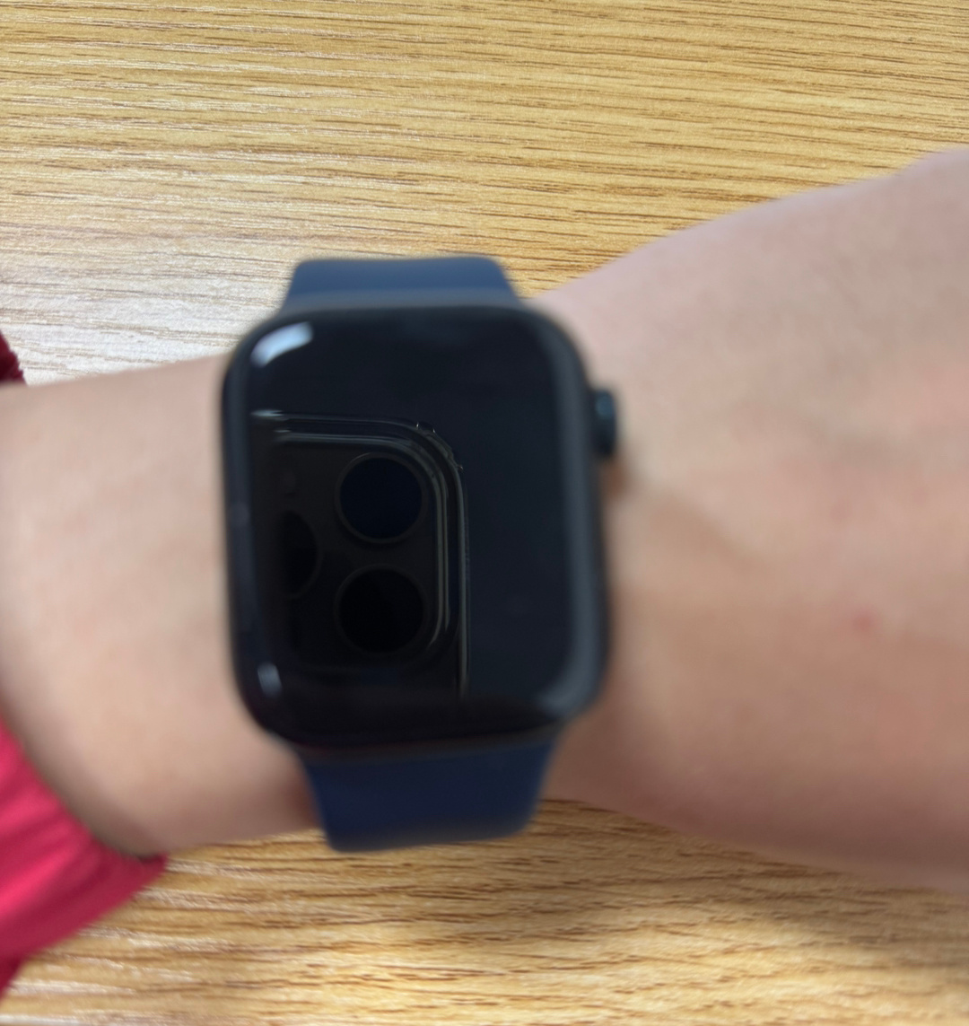 服了，我Apple Watch周末两天都没充电就关机了，中午回宿舍把手表摘下来放