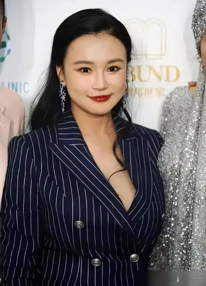 这娘们谁娶谁倒霉，紧几年就败光丈夫二十多年的家产，曾经邹市明是两届奥运拳击冠军，