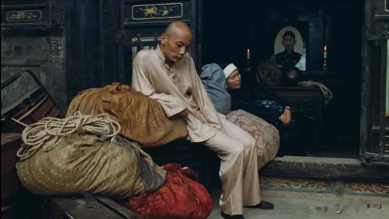 比如《活着》里那句：“我看着那条弯曲着通向城里的小路，听不到我儿子赤脚跑来的声音