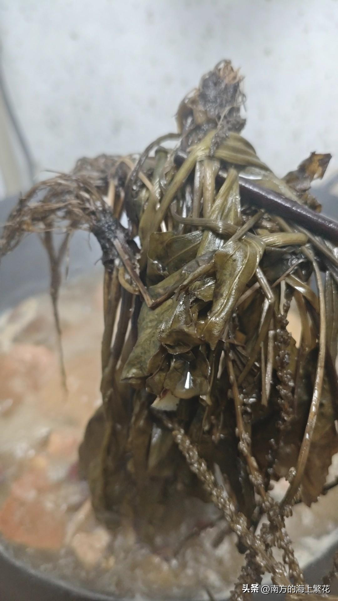 我发现，
老妈这两年特别喜欢粘着我们。
可是我一点也不喜欢她跟着我们的感觉。
老