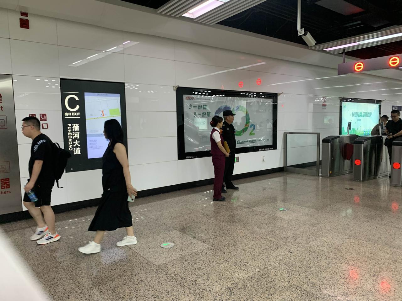 年轻人真不该用家人的老年卡免费乘坐地铁，为了省路费，造成国家的损失，一个人一年可