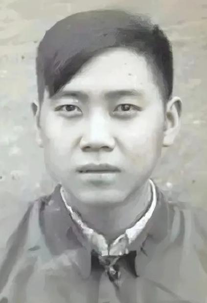 你敢信吗？我们从小在课本上学到的那个邱少云，那个在火里趴着一动不动、被活活烧死的