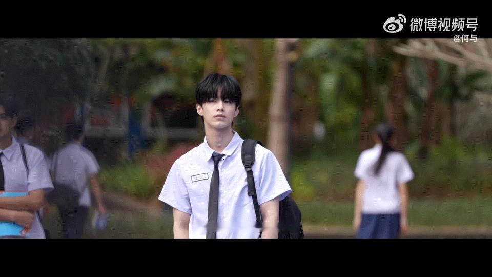 何与这样理解的靳朝 看完角色特辑直接入坑了，何与对靳朝的理解也太深刻了吧！坚守与