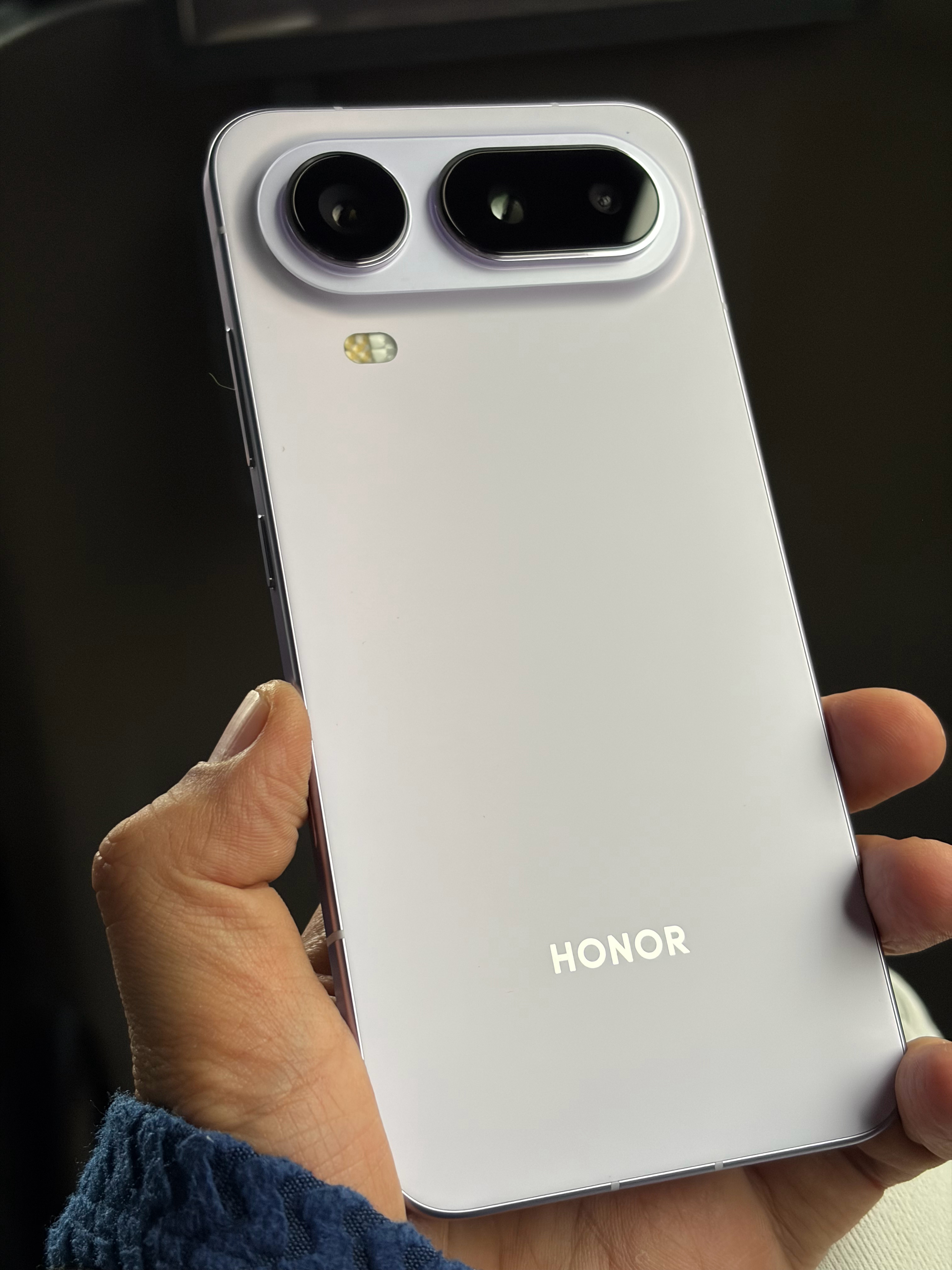 早，出差日。今儿带的是荣耀 Magic8 Pro Air 和 iPhone Ai