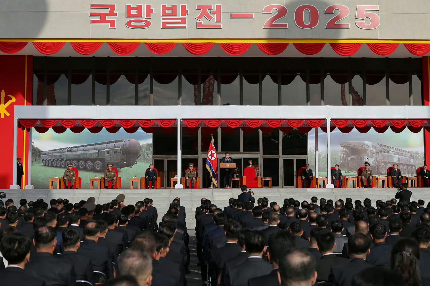朝鲜《劳动新闻》消息，“国防发展-2025”武装装备展览会开幕，多款新型武器首次