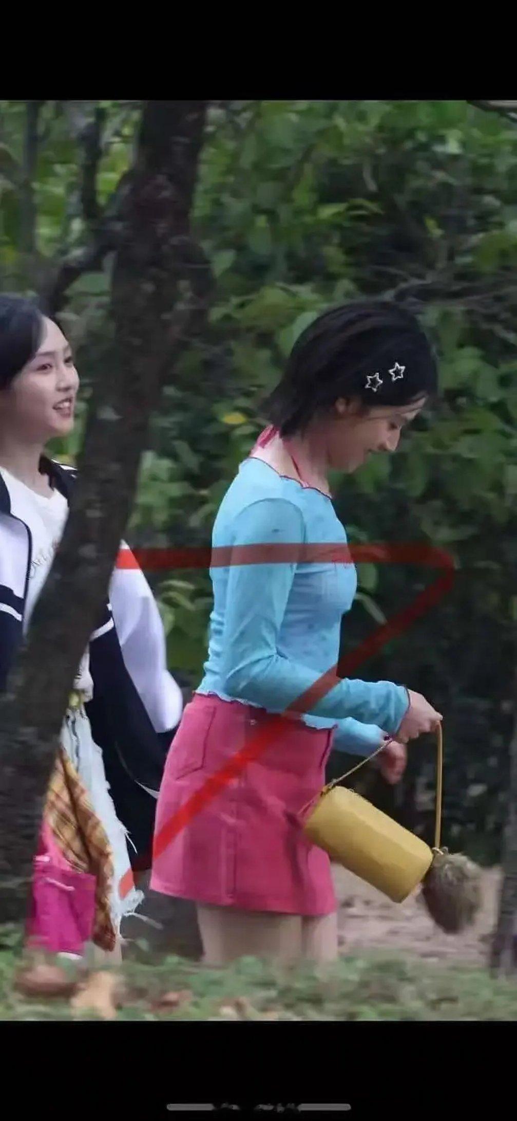 张婧仪要穿版型很好的衣服，那种宽松没型的和这种廉价紧身的都容易暴露短板。。。 