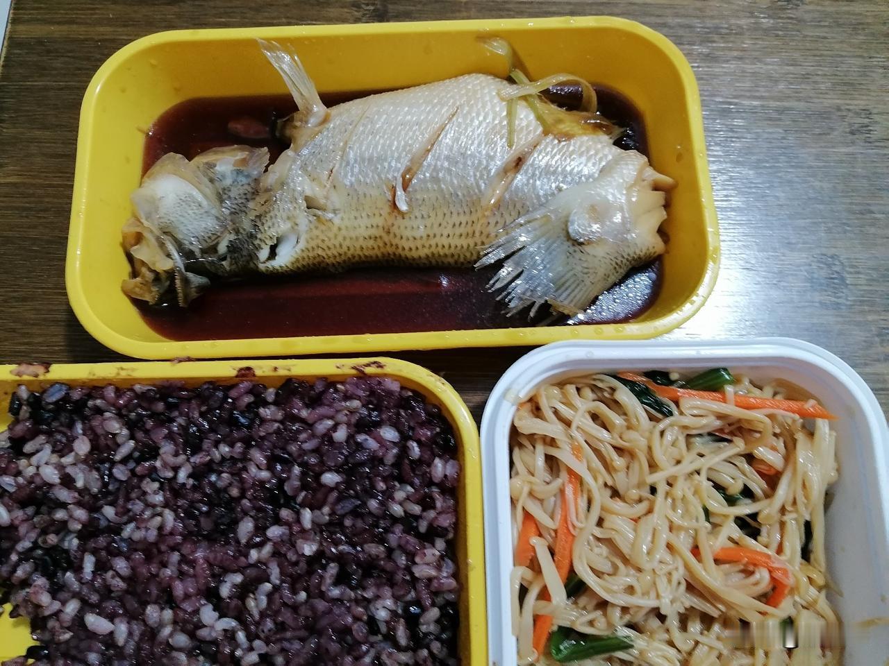 晚上心情不好，实在不想做饭，我就点了外卖。

我拿手机点外卖的时候，看到臭鲈鱼，