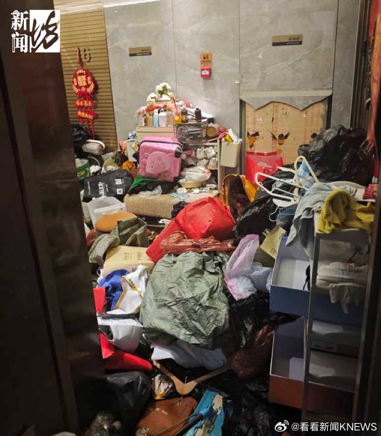 【#独居老人3000万豪宅堆满垃圾##老人豪宅堆垃圾物业清理上百次#】上海某小区